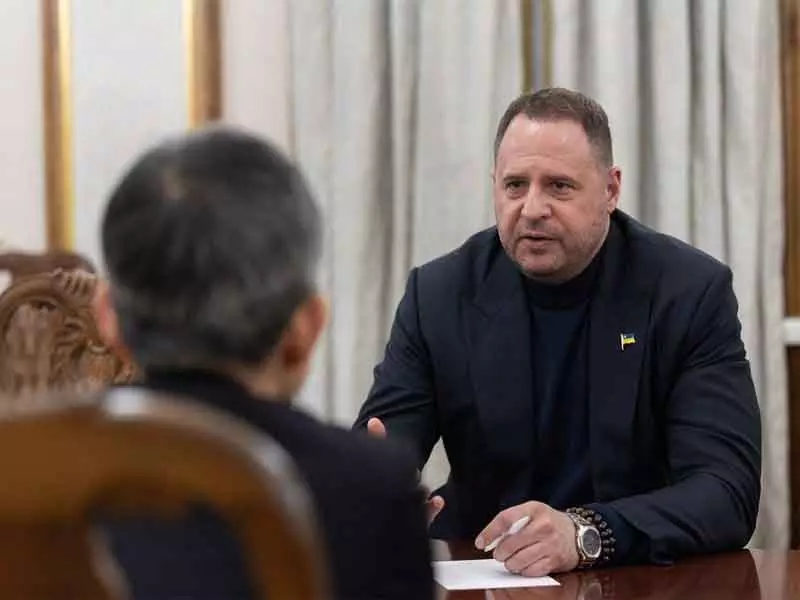 Ukraine ज़ेलेंस्की के घर पर भ्रष्टाचार छापे के बाद उनके चीफ़ ऑफ़ स्टाफ़ ने इस्तीफ़ा दिया Ukraine ज़ेलेंस्की के घर पर भ्रष्टाचार छापे के बाद उनके चीफ़ ऑफ़ स्टाफ़ ने इस्तीफ़ा दिया