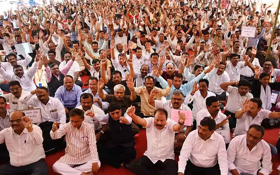 Bengaluru : PUC लेक्चरर्स ने डिपार्टमेंट की पहचान बचाने के लिए प्रोटेस्ट किया Bengaluru : PUC लेक्चरर्स ने डिपार्टमेंट की पहचान बचाने के लिए प्रोटेस्ट किया