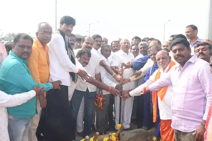के.आर.पुरा बसावनपुर में लैंडस्केप गार्डन: Byrathi Basavaraj के.आर.पुरा बसावनपुर में लैंडस्केप गार्डन: Byrathi Basavaraj