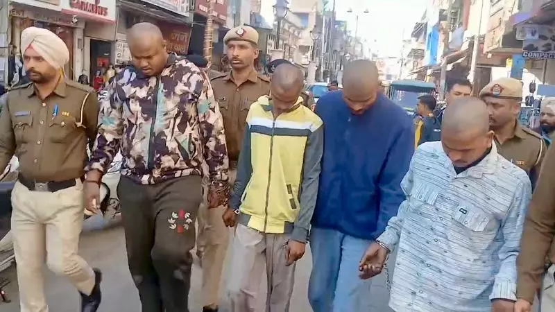 Haryana : लड़की को परेशान करने के आरोप में पांच युवकों को पकड़ा गया, बाजार में घुमाया गया Haryana : लड़की को परेशान करने के आरोप में पांच युवकों को पकड़ा गया, बाजार में घुमाया गया