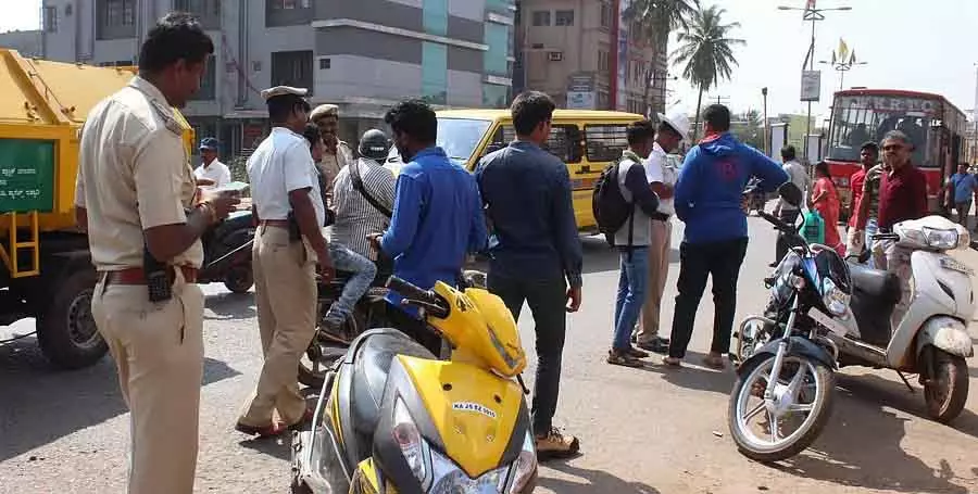 ट्रैफिक नियम तोड़ने पर 50% की छूट – ₹7 करोड़ का जुर्माना वसूला गया ट्रैफिक नियम तोड़ने पर 50% की छूट – ₹7 करोड़ का जुर्माना वसूला गया