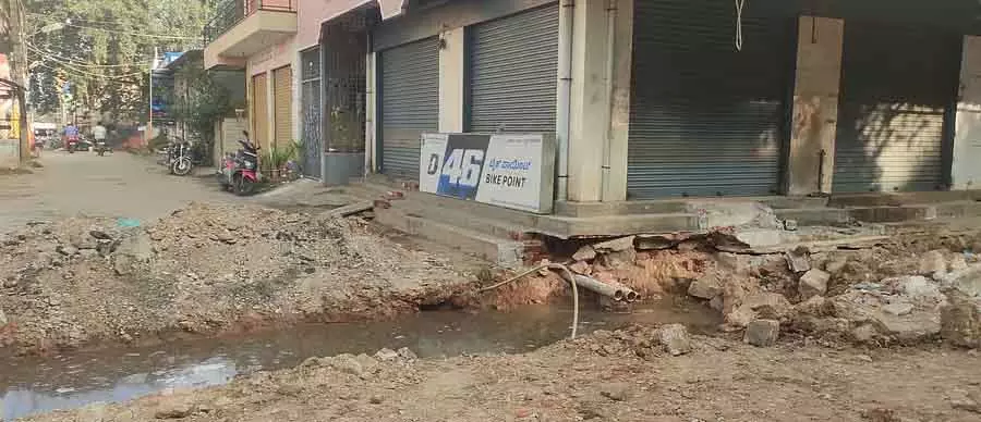 Doddaballapur सीवर के काम में देरी: बदबू, मच्छरों का प्रकोप Doddaballapur सीवर के काम में देरी: बदबू, मच्छरों का प्रकोप