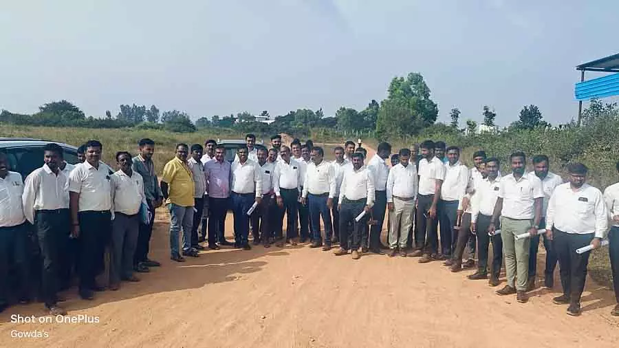 Karnataka : किसानों ने जिला न्यायालय को आवंटित भूमि के सर्वेक्षण में बाधा डाली Karnataka : किसानों ने जिला न्यायालय को आवंटित भूमि के सर्वेक्षण में बाधा डाली