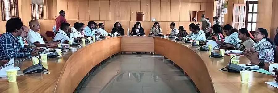 सिविल सर्वेंट्स के इंश्योरेंस के लिए वीकली डेडलाइन: District कलेक्टर का नोटिस सिविल सर्वेंट्स के इंश्योरेंस के लिए वीकली डेडलाइन: District कलेक्टर का नोटिस
