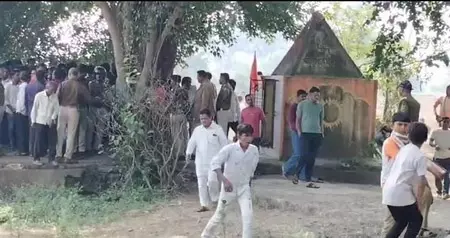 शिव मंदिर में तोड़फोड़, ग्रामीण आक्रोशित शिव मंदिर में तोड़फोड़, ग्रामीण आक्रोशित