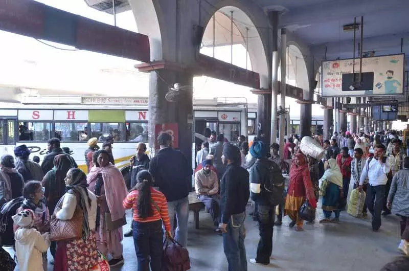 Punjab में बस सर्विस प्रभावित, कर्मचारियों ने बैकडोर प्राइवेटाइजेशन का विरोध किया Punjab में बस सर्विस प्रभावित, कर्मचारियों ने बैकडोर प्राइवेटाइजेशन का विरोध किया