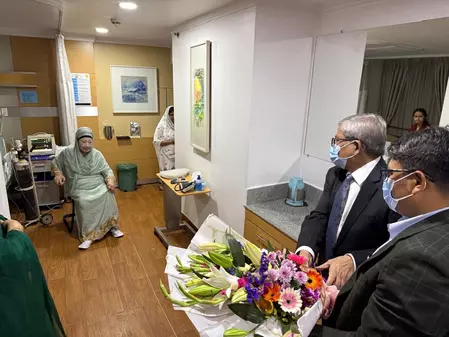 बांग्लादेश: खालिदा जिया की हालत नाजुक, देशभर में उनके लिए मांगी जा रहीं दुआएं बांग्लादेश: खालिदा जिया की हालत नाजुक, देशभर में उनके लिए मांगी जा रहीं दुआएं