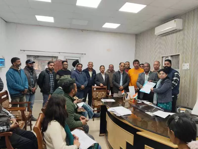 कर्मचारी महासंघ ने OPS और आरक्षण की अधूरी मांगों को लेकर मुख्यमंत्री को ज्ञापन सौंपा कर्मचारी महासंघ ने OPS और आरक्षण की अधूरी मांगों को लेकर मुख्यमंत्री को ज्ञापन सौंपा