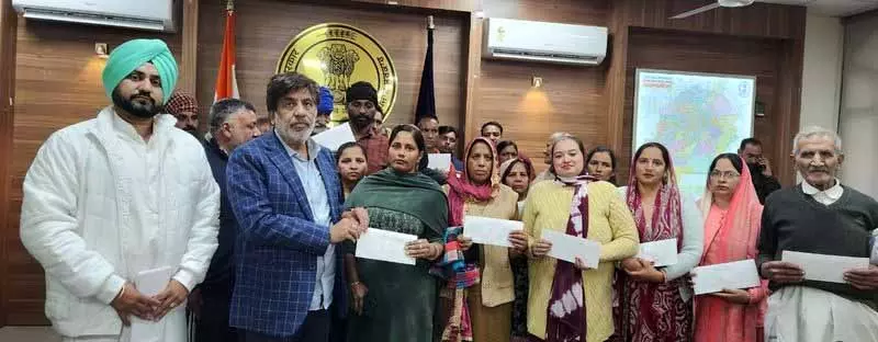 MLA Jimpa ने बाढ़ प्रभावित परिवारों को 1.56 करोड़ रुपये के राहत पत्र सौंपे MLA Jimpa ने बाढ़ प्रभावित परिवारों को 1.56 करोड़ रुपये के राहत पत्र सौंपे