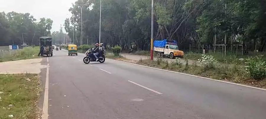 रोड डिवाइडर पर मुड़ते वाहन: एक्सीडेंट का डर रोड डिवाइडर पर मुड़ते वाहन: एक्सीडेंट का डर
