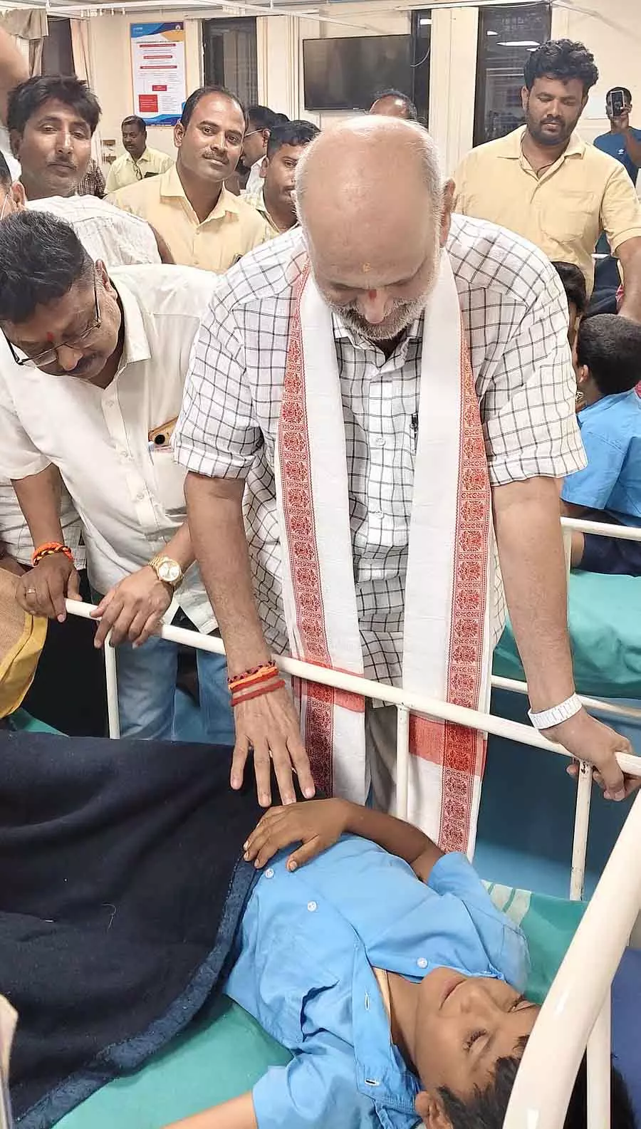 गर्म खाना खाने से 41 बच्चे बीमार पड़े: MLA हेब्बार ने अस्पताल का दौरा किया गर्म खाना खाने से 41 बच्चे बीमार पड़े: MLA हेब्बार ने अस्पताल का दौरा किया