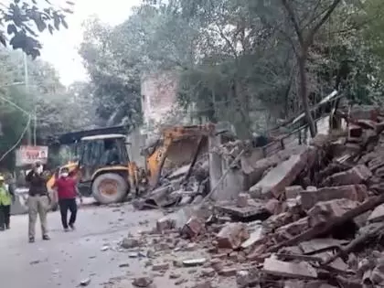 दिल्ली: DMC ने करोल बाग में अवैध निर्माण और आरएसएस कार्यालय को गिराया दिल्ली: DMC ने करोल बाग में अवैध निर्माण और आरएसएस कार्यालय को गिराया