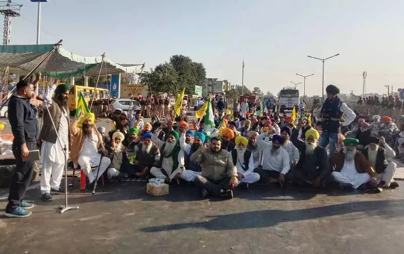किसानों ने Jalandhar-Pathankot राष्ट्रीय राजमार्ग को अवरुद्ध कर दिया किसानों ने Jalandhar-Pathankot राष्ट्रीय राजमार्ग को अवरुद्ध कर दिया