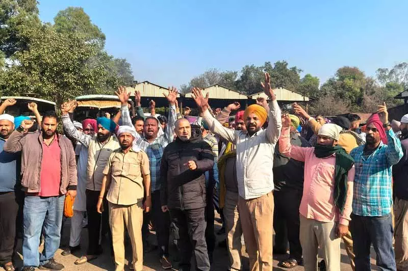 Jalandhar: रोडवेज कर्मचारियों ने बस स्टैंड पर विरोध प्रदर्शन किया, किलोमीटर स्कीम वापस लेने की मांग की Jalandhar: रोडवेज कर्मचारियों ने बस स्टैंड पर विरोध प्रदर्शन किया, किलोमीटर स्कीम वापस लेने की मांग की