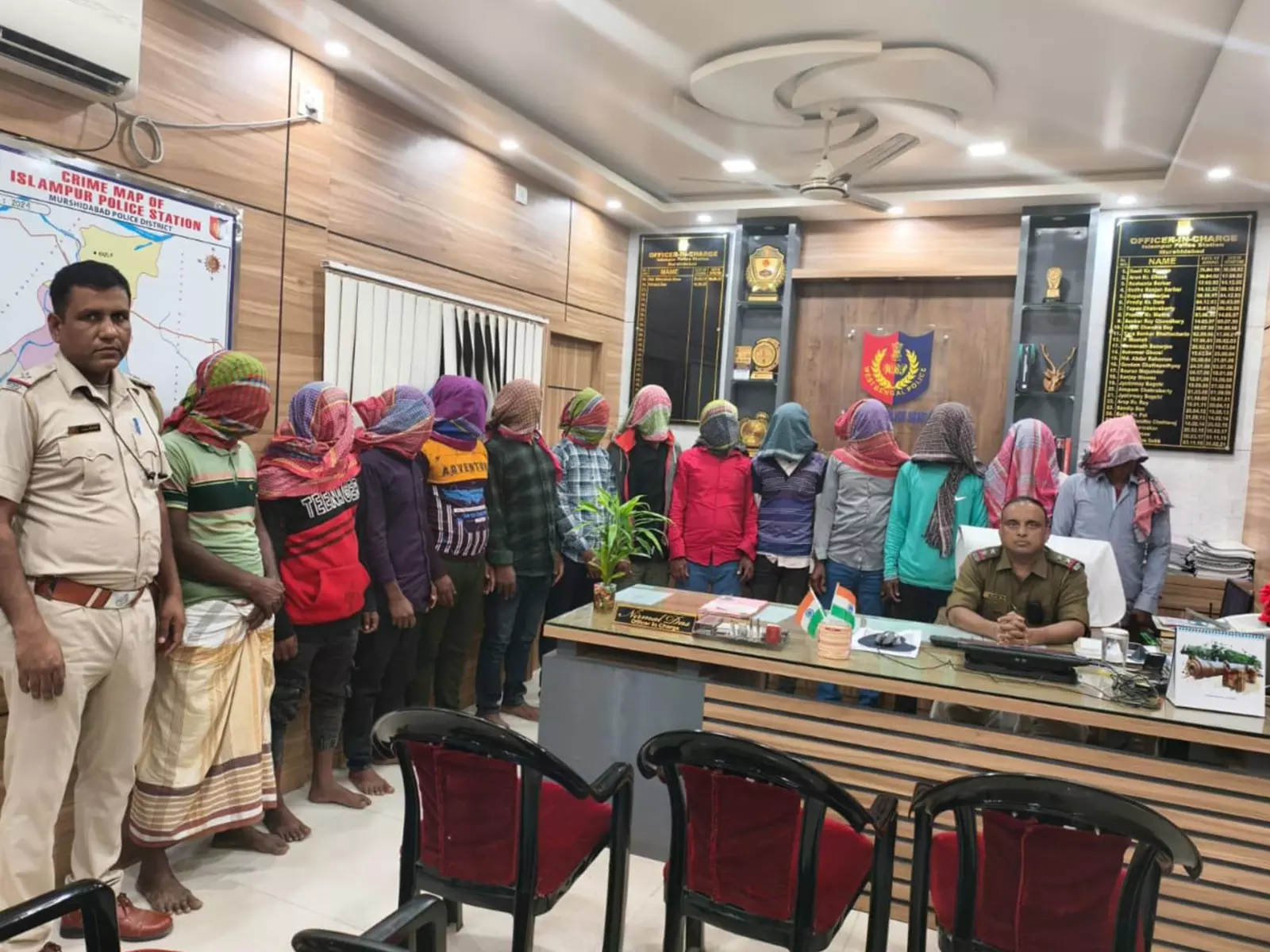 पश्चिम बंगाल: मुर्शिदाबाद में अवैध रूप से रहने के आरोप में 12 बांग्लादेशी नागरिक और एक भारतीय गिरफ्तार पश्चिम बंगाल: मुर्शिदाबाद में अवैध रूप से रहने के आरोप में 12 बांग्लादेशी नागरिक और एक भारतीय गिरफ्तार