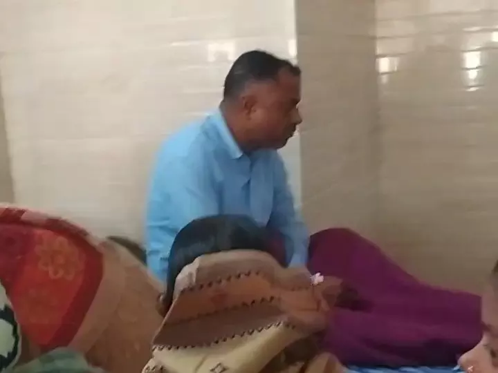 Bareilly: बीएलओ की ड्यूटी में अचानक तबीयत खराब होने से क्षेत्र में चिंता Bareilly: बीएलओ की ड्यूटी में अचानक तबीयत खराब होने से क्षेत्र में चिंता