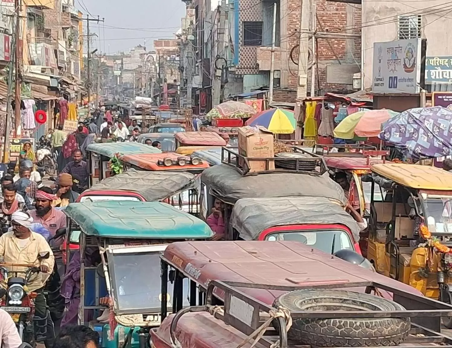 Bareilly: अतिक्रमण के चलते बाजार में घंटों जाम Bareilly: अतिक्रमण के चलते बाजार में घंटों जाम