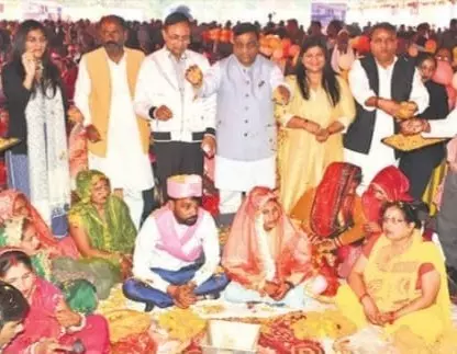 Bareilly: हल्दी-संस्कार में बजी शहनाई, बेटियों के हाथ हुए पीले Bareilly: हल्दी-संस्कार में बजी शहनाई, बेटियों के हाथ हुए पीले