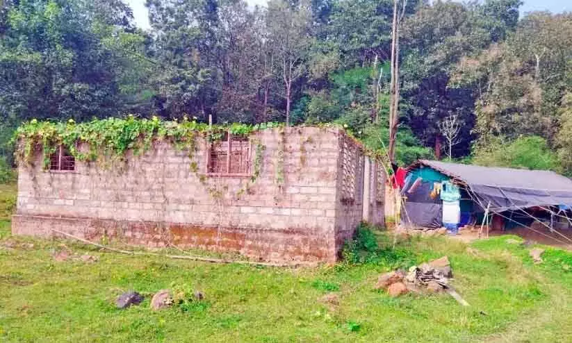 No roads, no homes ; आदिवासी झोपड़ियों में गुज़ारा कर रहे हैं No roads, no homes ; आदिवासी झोपड़ियों में गुज़ारा कर रहे हैं