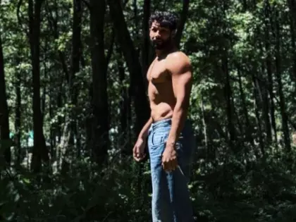 Siddhant Chaturvedi ने अपने नेचर गेटअवे से शर्टलेस तस्वीरें शेयर कीं Siddhant Chaturvedi ने अपने नेचर गेटअवे से शर्टलेस तस्वीरें शेयर कीं