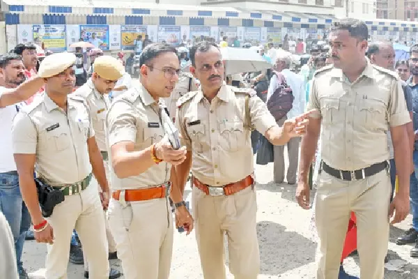 SIR ड्राफ्ट लिस्ट से पहले हालात संभालने को पुलिस ने फैसले कड़े किए SIR ड्राफ्ट लिस्ट से पहले हालात संभालने को पुलिस ने फैसले कड़े किए