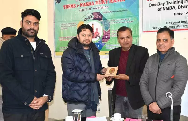 Mandi district ने वॉलंटियर ट्रेनिंग के साथ नशा विरोधी अभियान को आगे बढ़ाया Mandi district ने वॉलंटियर ट्रेनिंग के साथ नशा विरोधी अभियान को आगे बढ़ाया