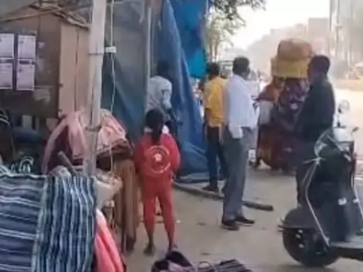 स्कूल के सामने से अतिक्रमण हटाए गए, एसडीएम ने चलवाया बुल्डोजर स्कूल के सामने से अतिक्रमण हटाए गए, एसडीएम ने चलवाया बुल्डोजर