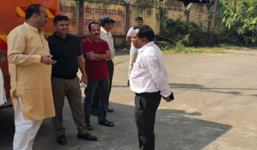 इंडोर स्टेडियम में भारी गंदगी, रायपुर निगम के सभापति ने ठेकेदार को लगाई फटकार इंडोर स्टेडियम में भारी गंदगी, रायपुर निगम के सभापति ने ठेकेदार को लगाई फटकार