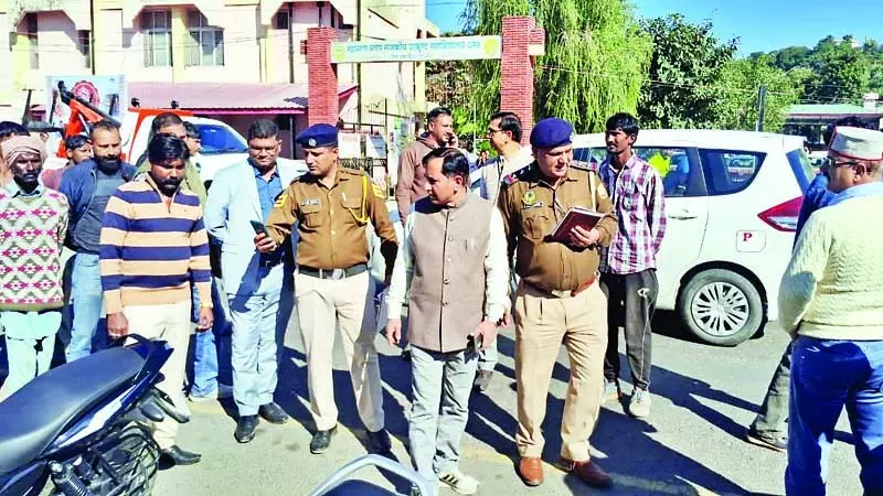अंब बाजार में भी अतिक्रमण पर चला डंडा अंब बाजार में भी अतिक्रमण पर चला डंडा
