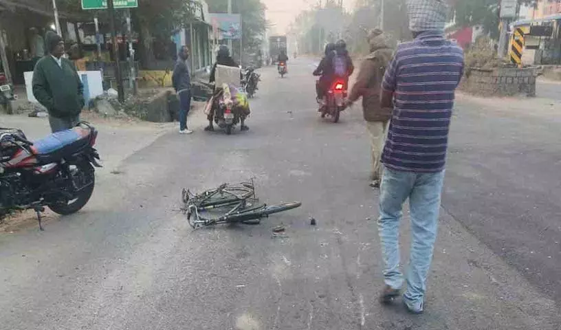 लॉरी की चपेट में आने से Panchayat worker की मौत लॉरी की चपेट में आने से Panchayat worker की मौत