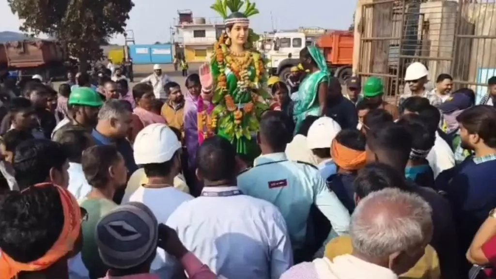 रायपुर–सरायपाली रोड में आवाजाही हुआ बाधित, छत्तीसगढ़ किसान मोर्चा के 6 सदस्य गिरफ्तार रायपुर–सरायपाली रोड में आवाजाही हुआ बाधित, छत्तीसगढ़ किसान मोर्चा के 6 सदस्य गिरफ्तार