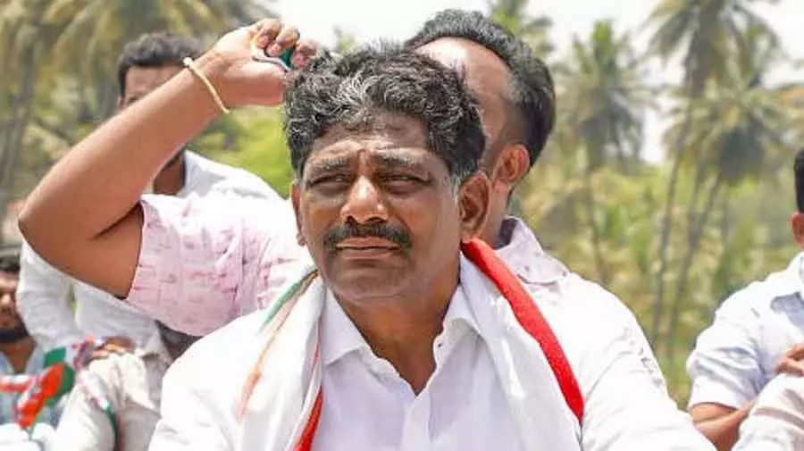 कर्नाटक के पूर्व MP डी के सुरेश ने कहा कि वह निजी काम से दिल्ली आए है कर्नाटक के पूर्व MP डी के सुरेश ने कहा कि वह निजी काम से दिल्ली आए है