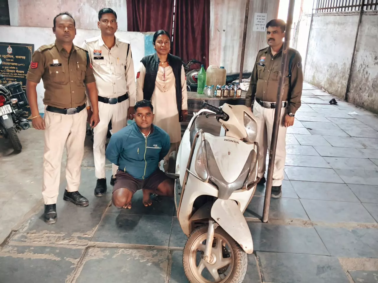 शराब बेचते युवक रंगे हाथों पकड़ा गया, स्कूटी जब्त शराब बेचते युवक रंगे हाथों पकड़ा गया, स्कूटी जब्त