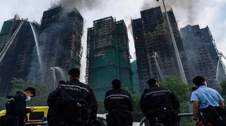 Hong Kong Fire: 8 लोग गिरफ्तार, जांच भ्रष्टाचार और सुरक्षा मुद्दों तक बढ़ी Hong Kong Fire: 8 लोग गिरफ्तार, जांच भ्रष्टाचार और सुरक्षा मुद्दों तक बढ़ी