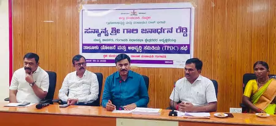 शहरी और ग्रामीण विकास पर ज़ोर: MLA जी. जनार्दन रेड्डी शहरी और ग्रामीण विकास पर ज़ोर: MLA जी. जनार्दन रेड्डी