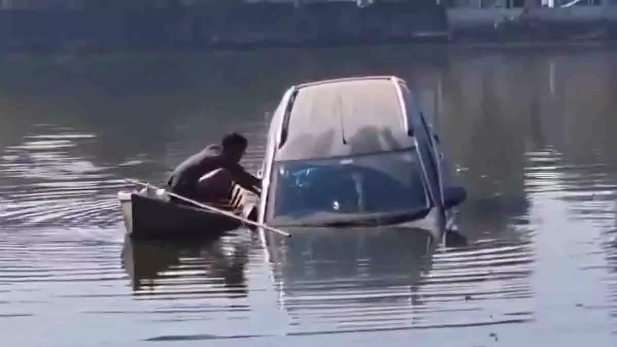 उत्तर प्रदेश: SUV में फंसे ड्राइवर को बचाने के लिए आदमी तालाब में कूदा उत्तर प्रदेश: SUV में फंसे ड्राइवर को बचाने के लिए आदमी तालाब में कूदा