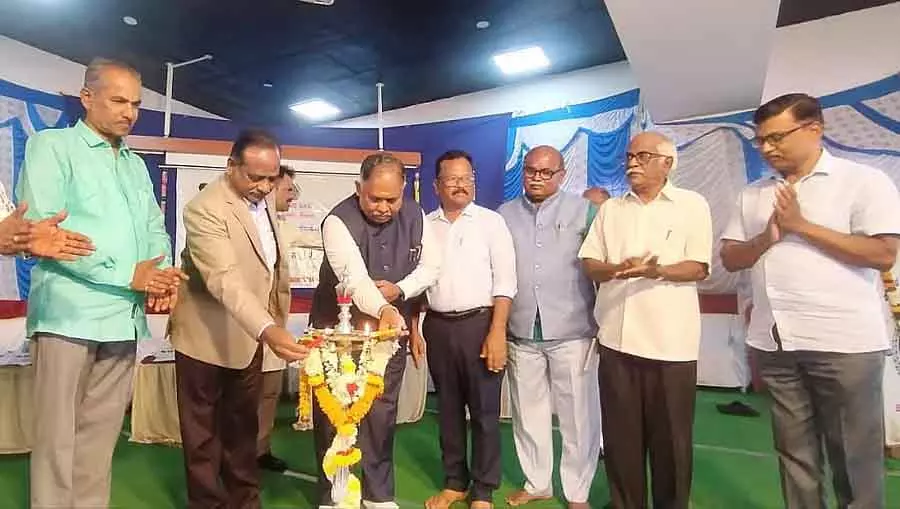 दास साहित्य युवाओं के लिए प्रेरणा है: कुलपति डी.वी. परमशिवमूर्ति दास साहित्य युवाओं के लिए प्रेरणा है: कुलपति डी.वी. परमशिवमूर्ति