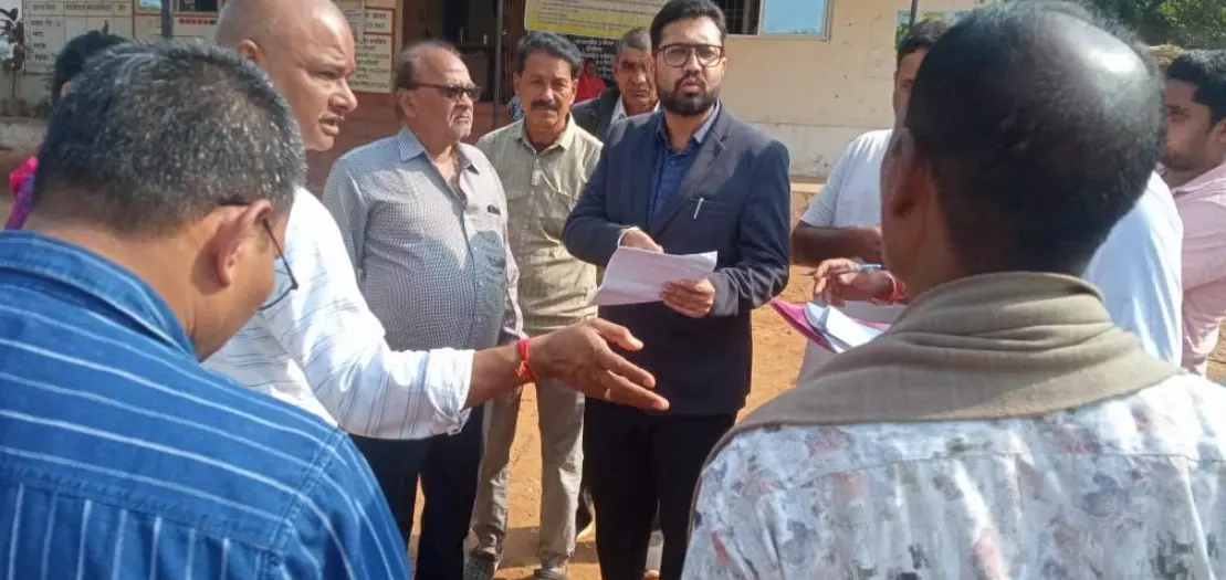कलेक्टर विनय कुमार लंगेह ने किया धान उपार्जन केंद्र का औचक निरीक्षण कलेक्टर विनय कुमार लंगेह ने किया धान उपार्जन केंद्र का औचक निरीक्षण