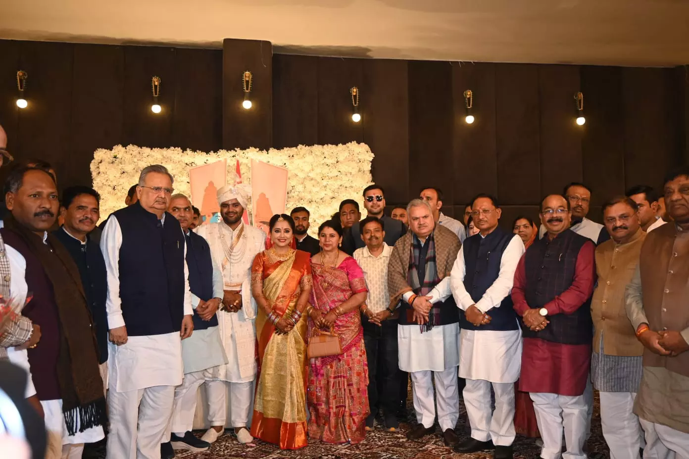 CM विष्णुदेव साय पूर्व विधायक शिवरतन शर्मा के बेटे के वैवाहिक कार्यक्रम में हुए शामिल CM विष्णुदेव साय पूर्व विधायक शिवरतन शर्मा के बेटे के वैवाहिक कार्यक्रम में हुए शामिल