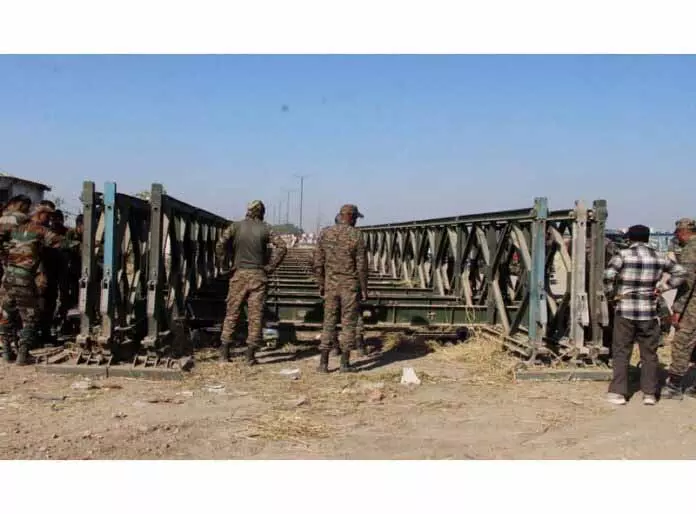 JAMMU: भारतीय सेना ने बेली ब्रिज को तोड़ना शुरू किया JAMMU: भारतीय सेना ने बेली ब्रिज को तोड़ना शुरू किया