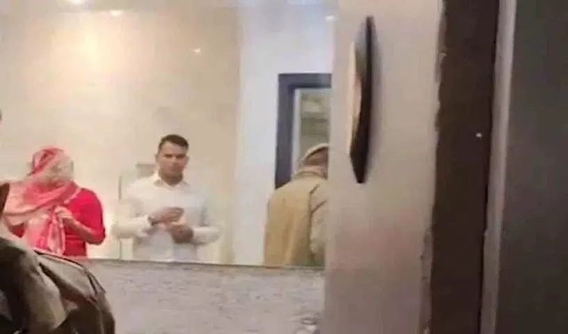 Police ने शादीशुदा आदमी को दूसरी औरत से दूसरी शादी करने से रोका Police ने शादीशुदा आदमी को दूसरी औरत से दूसरी शादी करने से रोका