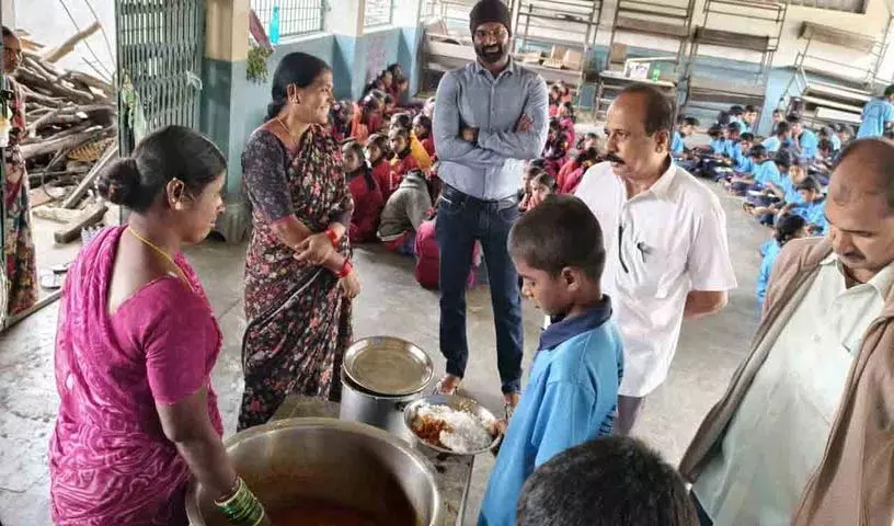 छात्रों को अच्छी क्वालिटी का खाना मिलना चाहिए: MEO सत्यनारायण रेड्डी छात्रों को अच्छी क्वालिटी का खाना मिलना चाहिए: MEO सत्यनारायण रेड्डी
