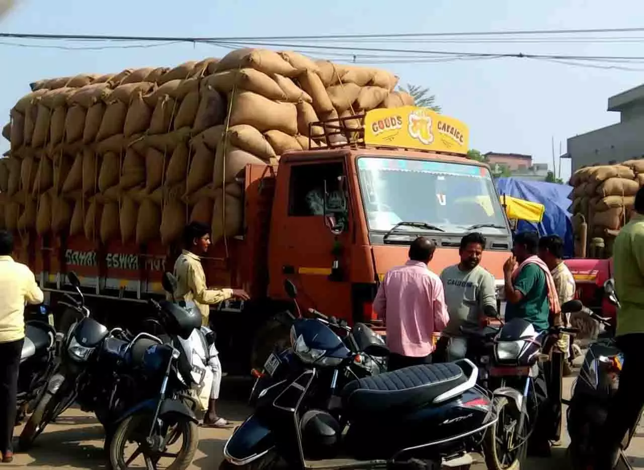 Sambalpur: खरीफ धान की खरीद शुरू, मिल मालिकों की गैरमौजूदगी से देरी Sambalpur: खरीफ धान की खरीद शुरू, मिल मालिकों की गैरमौजूदगी से देरी
