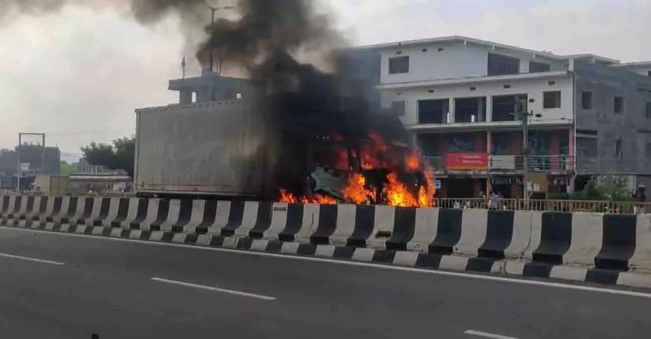 Berhampur के पास ट्रक में आग लगी, किसी के हताहत होने की खबर नहीं Berhampur के पास ट्रक में आग लगी, किसी के हताहत होने की खबर नहीं