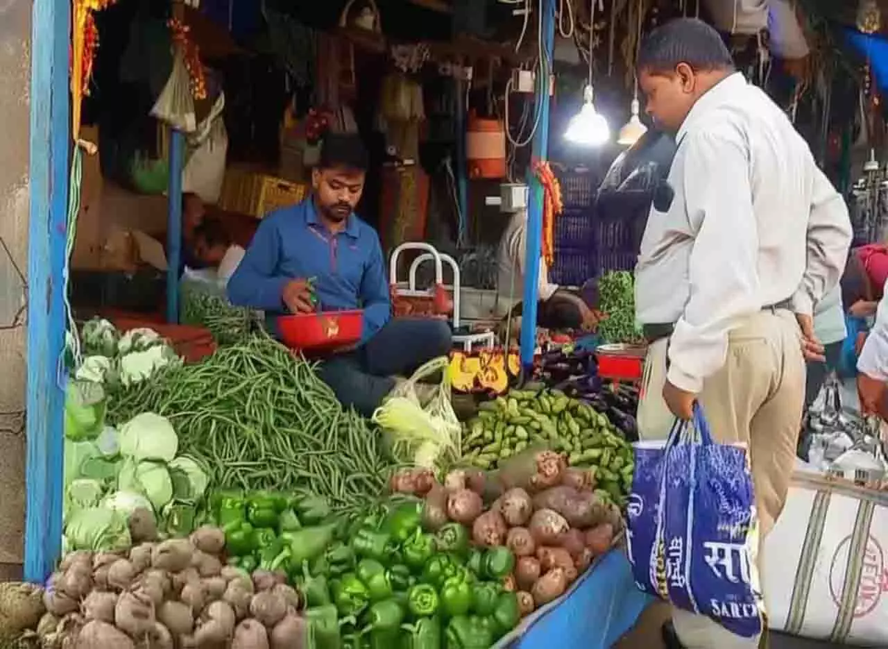 Odisha में सब्जियों के दाम आसमान पर, घरों का बजट बिगड़ा Odisha में सब्जियों के दाम आसमान पर, घरों का बजट बिगड़ा