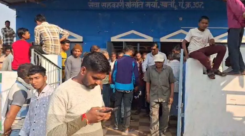 खाद वितरण में अनियमितता से भड़के किसान, बेमेतरा-थान खम्हरिया मार्ग दो घंटे जाम खाद वितरण में अनियमितता से भड़के किसान, बेमेतरा-थान खम्हरिया मार्ग दो घंटे जाम