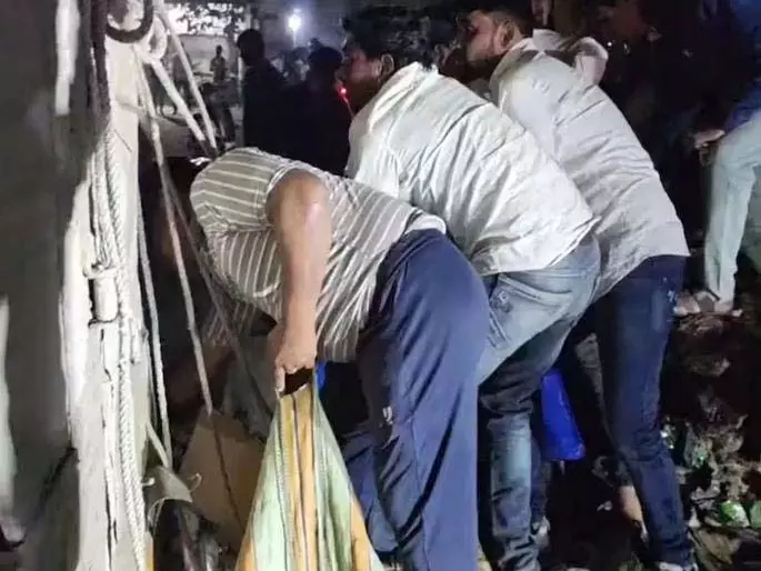 Beer Truck पलटा, ड्राइवर फंसा, लोग बोतलें लूट रहे थे Beer Truck पलटा, ड्राइवर फंसा, लोग बोतलें लूट रहे थे