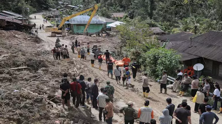 Indonesia में बाढ़ से मरने वालों की संख्या बढ़कर 303 हुई, चक्रवात से हुई तबाही Indonesia में बाढ़ से मरने वालों की संख्या बढ़कर 303 हुई, चक्रवात से हुई तबाही