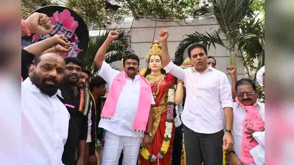 Telangana: दीक्षा दिवस पर कांग्रेस और बीआरएस में वाकयुद्ध Telangana: दीक्षा दिवस पर कांग्रेस और बीआरएस में वाकयुद्ध