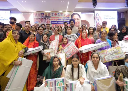 Delhi की सीएम रेखा गुप्ता ने फ्री उज्ज्वला रसोई गैस सिलेंडर बांटे Delhi की सीएम रेखा गुप्ता ने फ्री उज्ज्वला रसोई गैस सिलेंडर बांटे